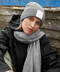 Beechfield Appliqué Patch Beanie - Ash/White